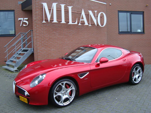 Een legendarische Alfa Romeo 8C Competizione in kleur Rosso met donkerbordeaux leder interieur