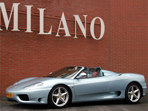 Een schitterende Ferrari 360 Modena Spider in lichtblauw metaal met bordeaux lederen interieur