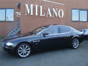 Bijzonder mooie Maserati 4200 coupe, in zwart metaal, met camel leer interieur.