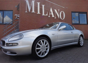 Een zeer mooie Maserati 3200 in zilver metaal met donkerblauw lederen interieur.