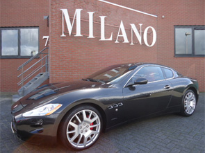 Een schitterende Maserati Granturismo 4.2 V8 in donkergrijs metaal met bordeaux lederen interieur.